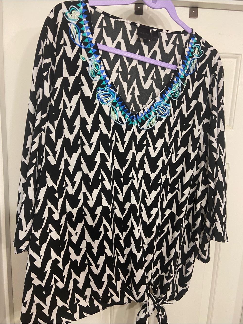 3x Rafaella Embroidered Neckline Black & White V-Neck Tunic Shirt